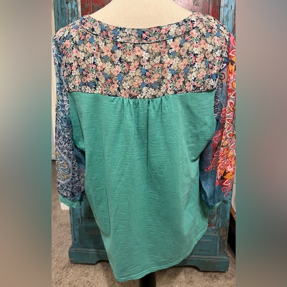 UMgEE (L) Teal-ish green/multi color Top - Picture 4 of 5